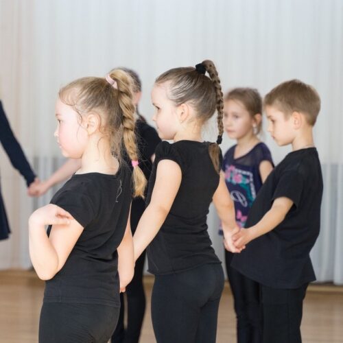 Baby Dance 853 x 853 px grupa de copii exersand miscari de dans